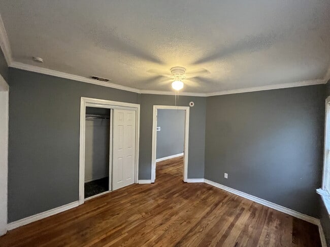 Building Photo - 2 Bed, Charm and All Bills Paid!