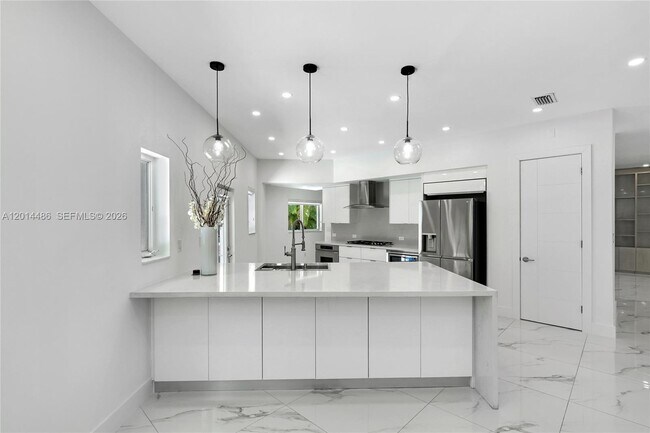 Building Photo - 711 Sunset Dr