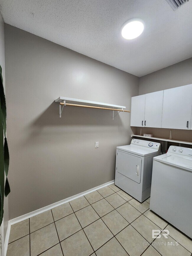 Building Photo - 100 Dunbar Loop