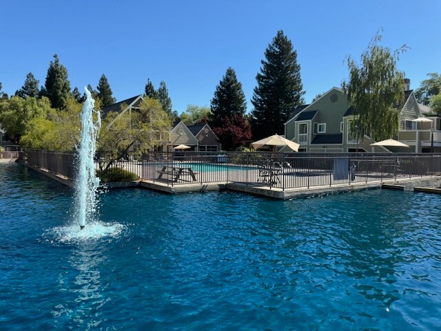 Building Photo - 120 Reflections Dr