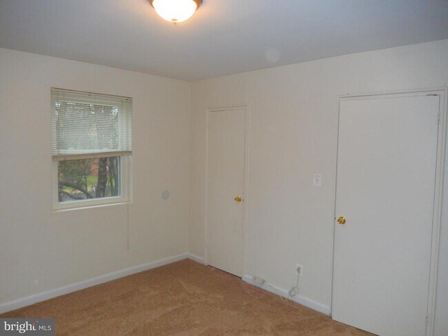 Building Photo - 3045 Patrick Henry Dr