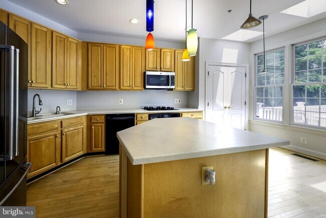Building Photo - 1156 Regal Oak Dr