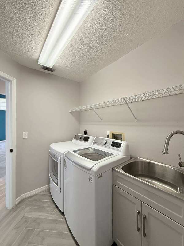 Building Photo - 1347 Overland Dr