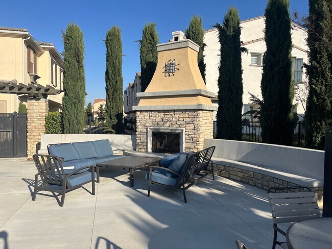 Building Photo - Spacious 3 bedroom, 3-bathroom condo for rent