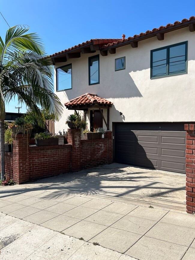 Building Photo - Gorgeous 2 Bedroom/1.5 Bath Two Story Home...