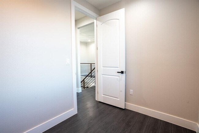 Building Photo - 162 Meadow View Blvd