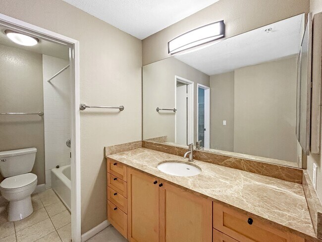 Building Photo - Modern 2B/2BA Condo with Balcony & Ameniti...