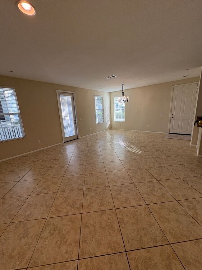 Building Photo - Spacious Townhome in Ventura!