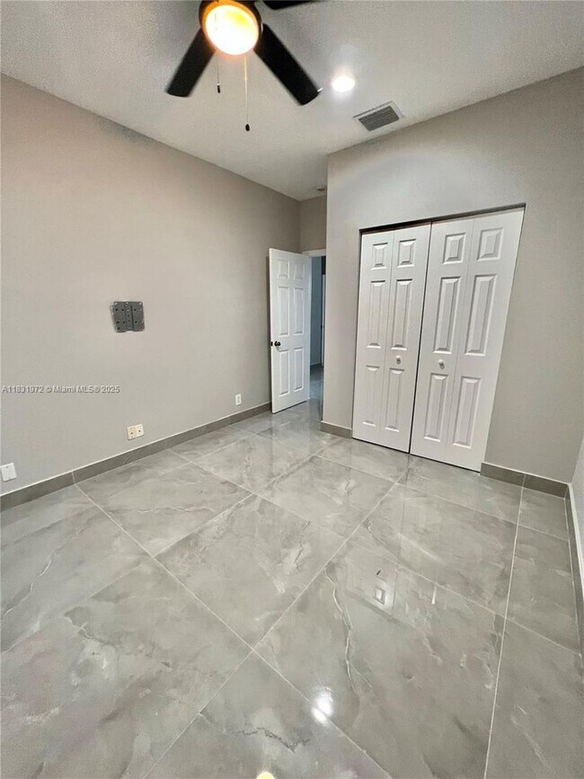 Building Photo - 3810 SW 51st St