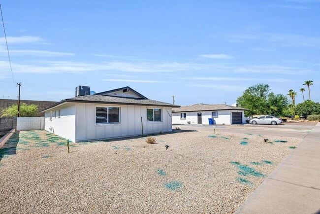 Building Photo - 6 BED/4 BATH Complete remodel with backyard pool & bar