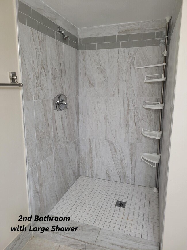 Building Photo - 1400 Crestwood Ct S