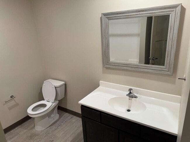 Building Photo - 922 Charles St