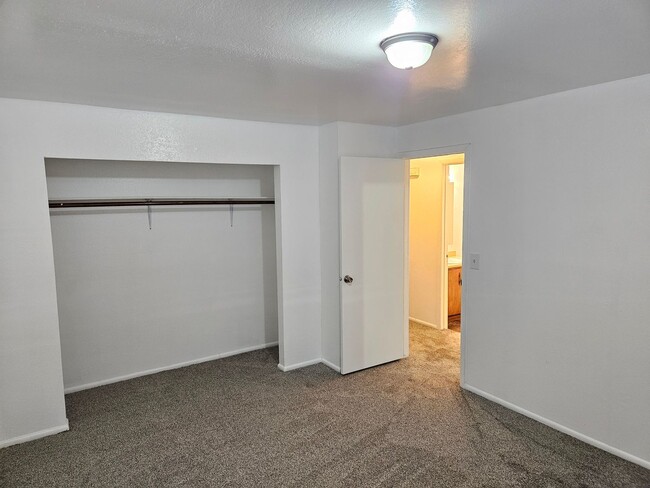 Building Photo - 2 BD 1 Bath Condo Remodeled Through-Out