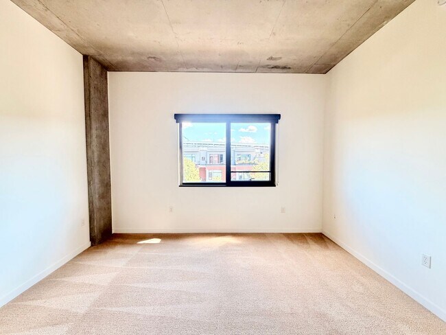 Building Photo - 1830 NW Riverscape St