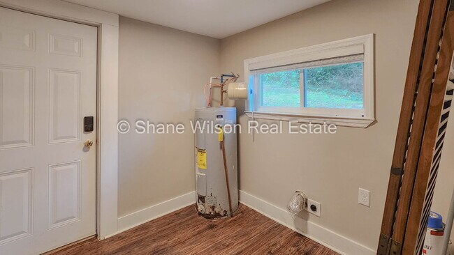 Building Photo - Cute little 2 BR / 1 BA up for lease!
