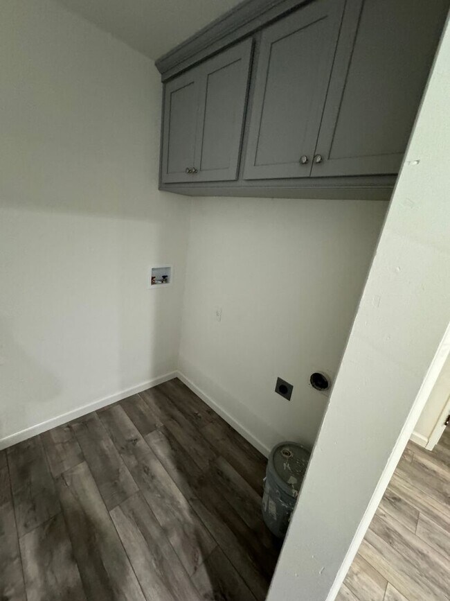 Building Photo - Cherokee Lane 1507-1509