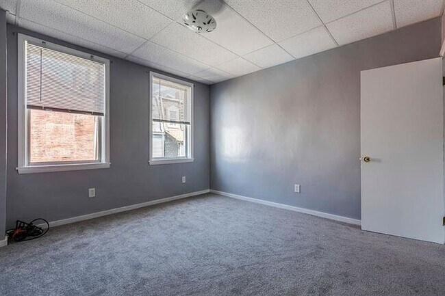 Building Photo - 264 Service Wy