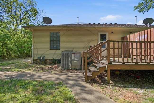 Building Photo - SPRING SPECIAL: 1/2 OFF FIRST MONTHS RENT - Two Bedroom Ranch Duplex in Columbia!