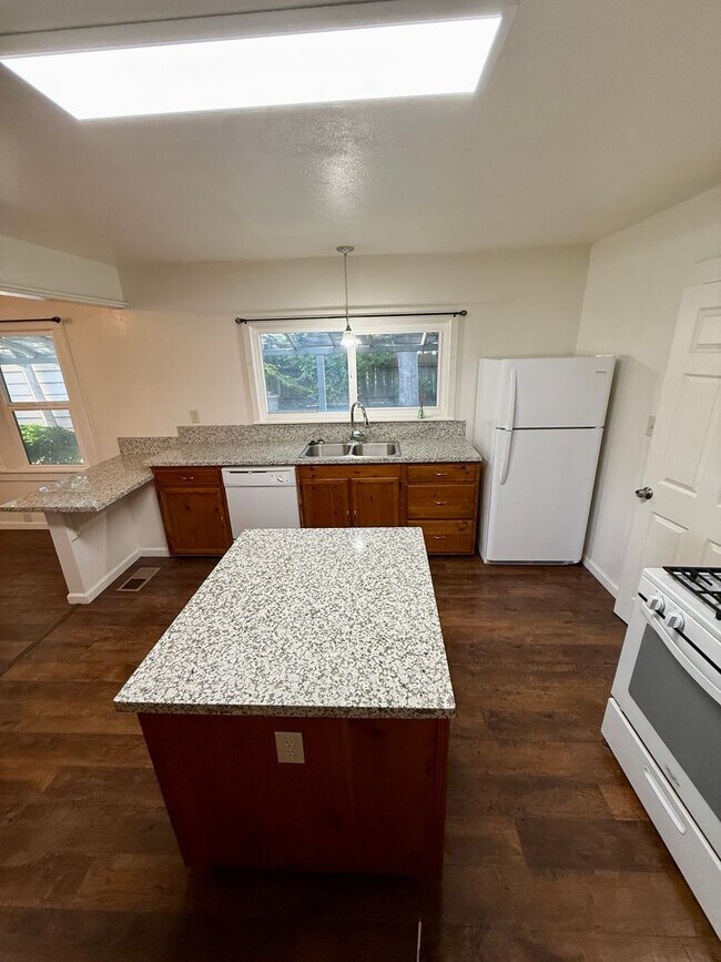 Building Photo - 3 Bedroom 1 Bath House!