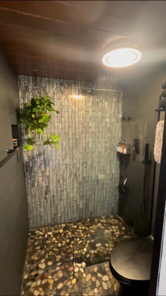 Building Photo - 411 Hobron Ln