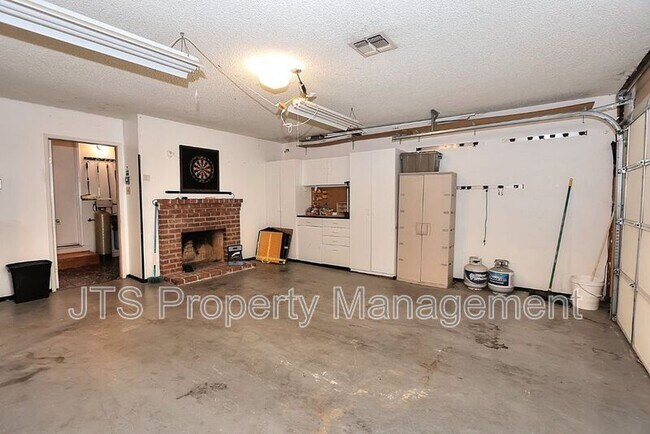 Building Photo - 2128 W La Loma Dr