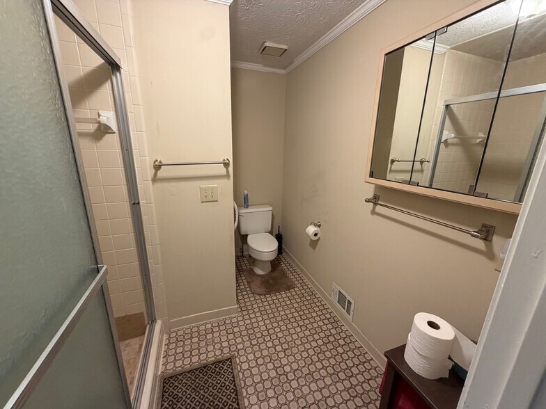 Building Photo - Room in House on Lilburn Stone Mountain Rd
