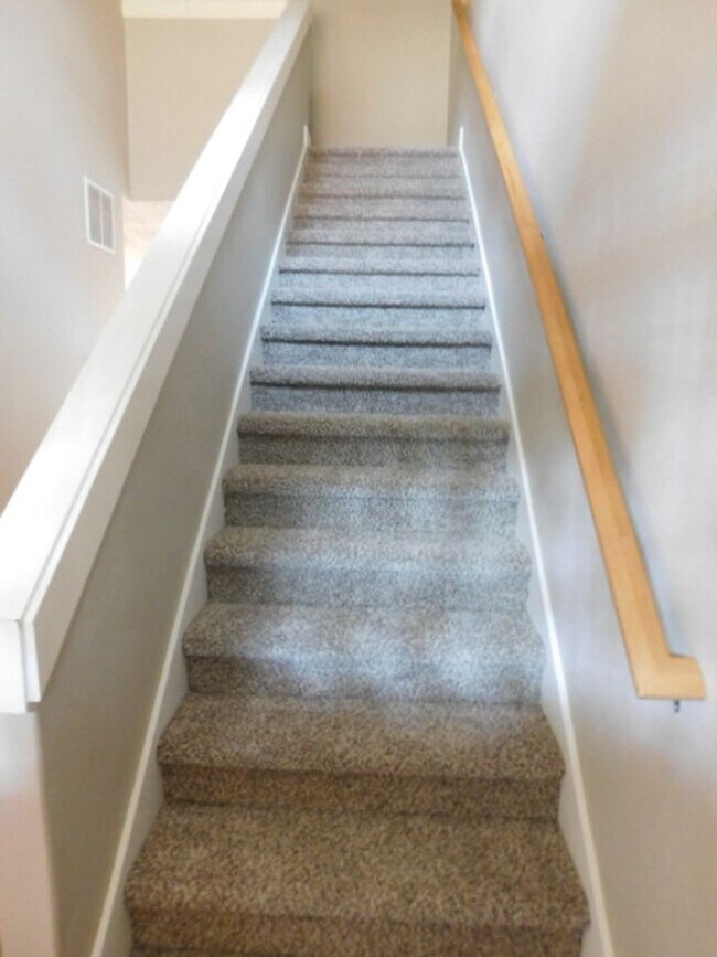 Building Photo - 4Bd/2.5Ba Two Story House - Available to View!