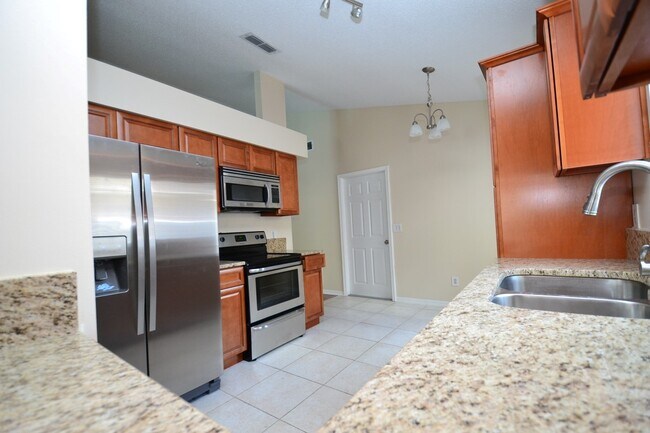 Building Photo - Gorgeous fully upgraded pool home in Ovied...