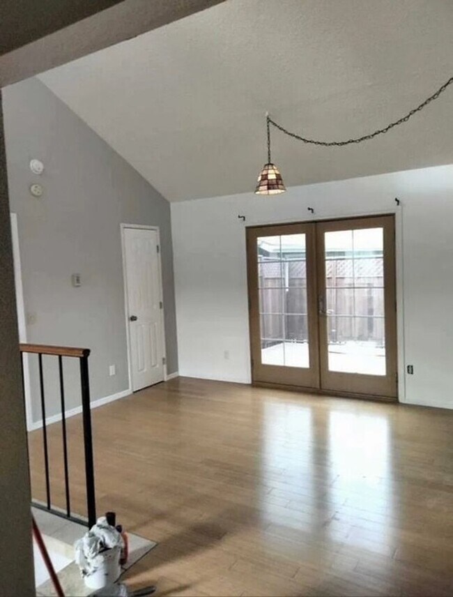 Building Photo - Charming 1 Bedroom/1.5 Bath Apartment With Loft