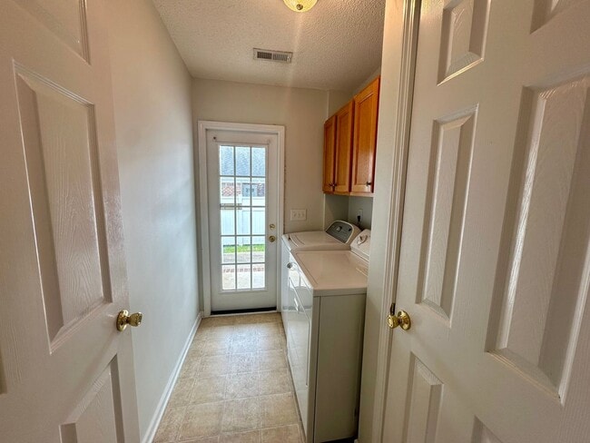 Building Photo - Conveniently Located Duplex!