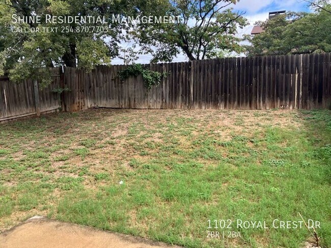 Building Photo - 1102 Royal Crest Dr