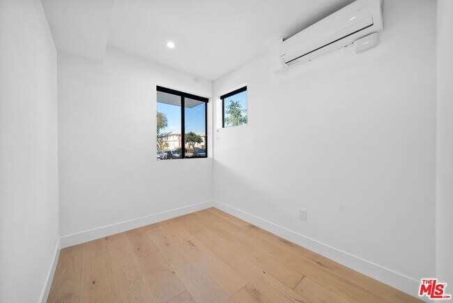 Building Photo - 733 N Gramercy Pl