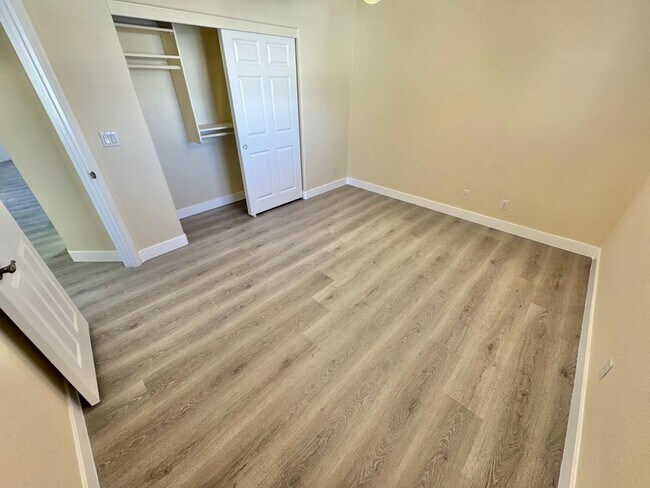 Building Photo - GORGEOUS 2 STORY SPACIOUS 4 BEDROOM HOUSE ...