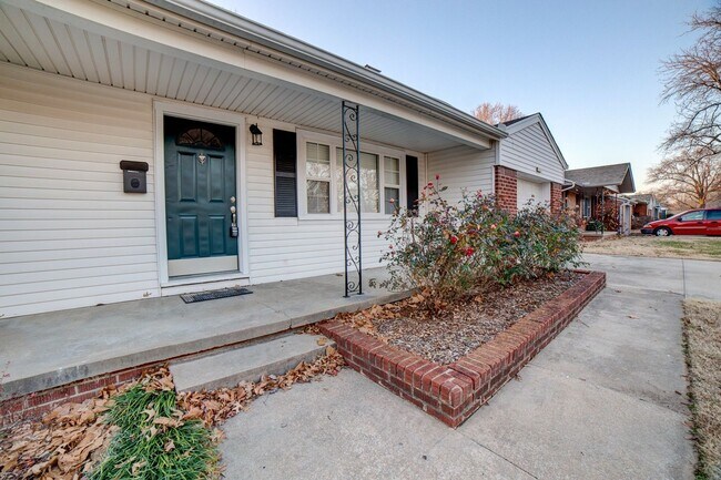 Building Photo - 3 Bed | 1 Bath  | Midtown Tulsa | Early Au...