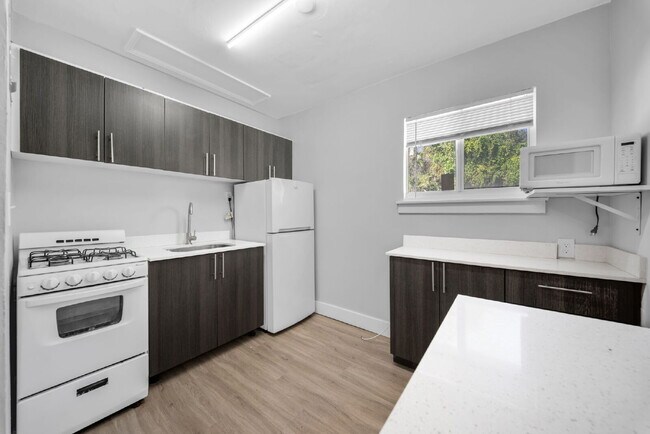 Building Photo - Bright & Updated 1-Bedroom in Prime Hollywood Location