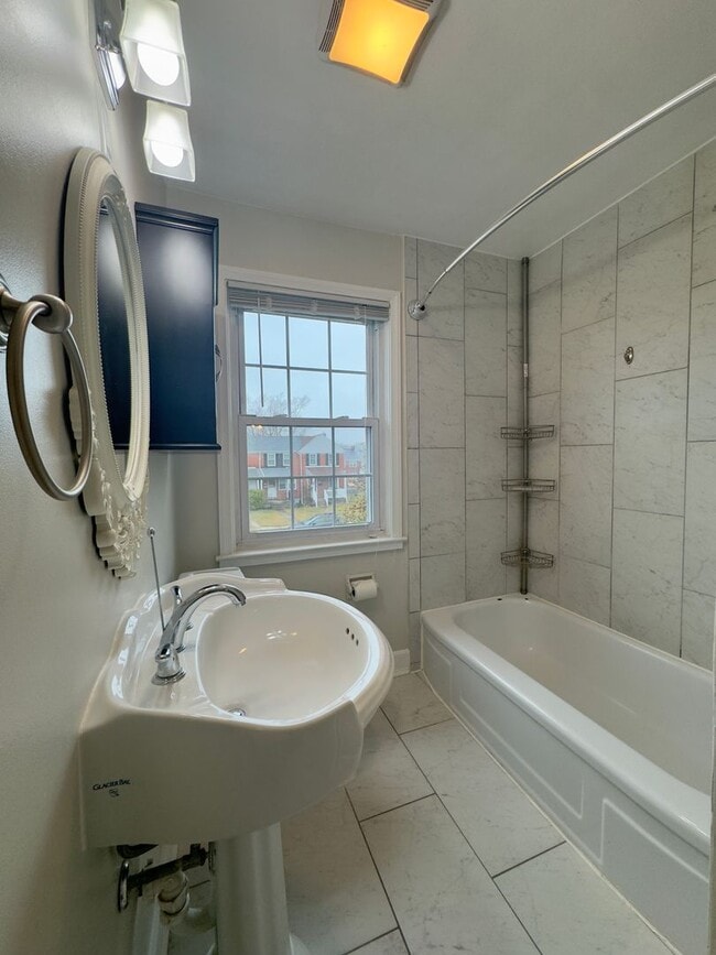 Building Photo - Charming 3-Bedroom Townhome with Modern Amenities in Parkville!