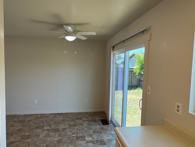 Building Photo - Charming 3 bedroom 1.5 bathroom Two story Town House with an attached garage.