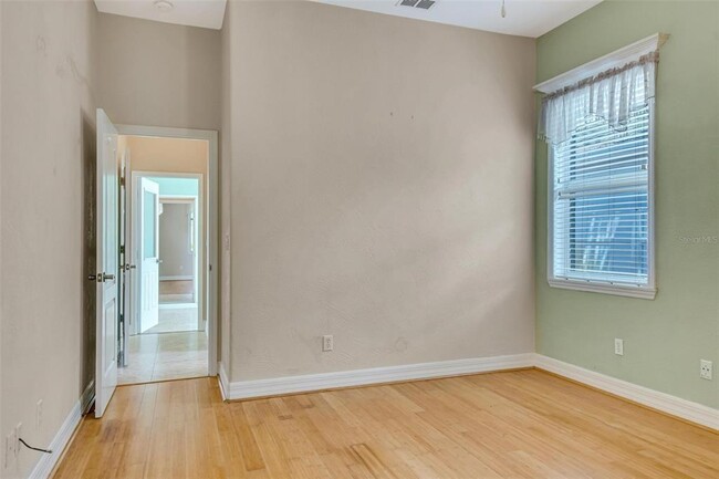 Building Photo - 137 London Dr