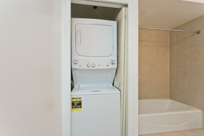 Building Photo - 909 Kapiolani Blvd