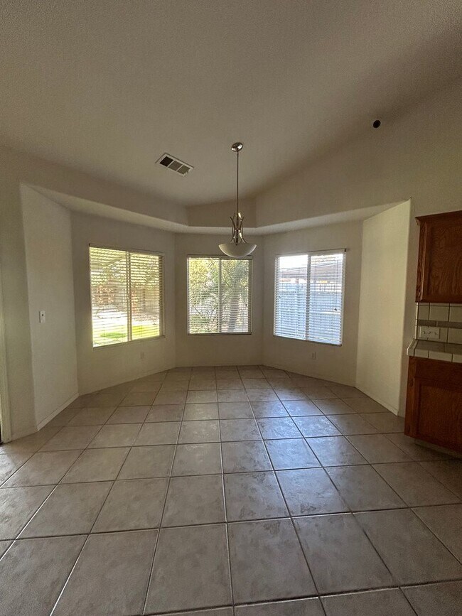 Building Photo - 2614 W Oakridge Ave