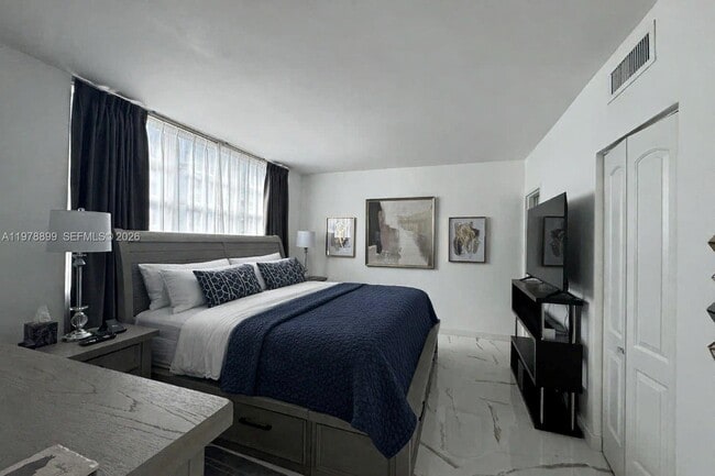 Building Photo - 999 Brickell Bay Dr