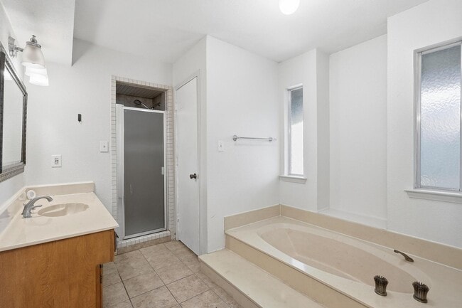 Building Photo - Charming 4 Bedroom 2.5 Bath Home In RISD!