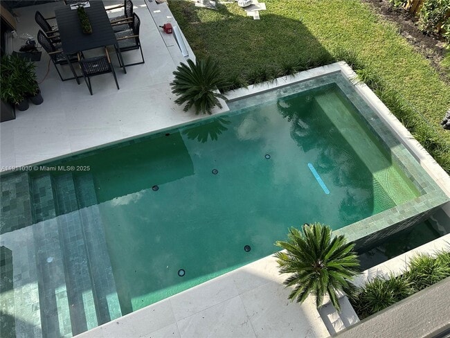 Building Photo - 1065 NE 119th St