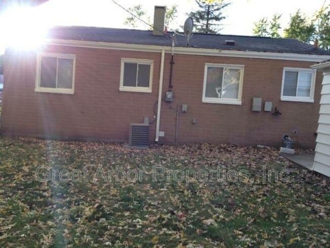 Building Photo - 741 Dorset Ave