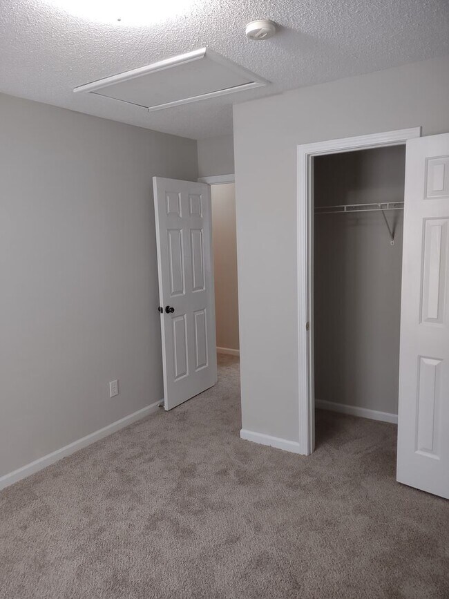 Building Photo - GREAT Four Bedroom Home Located in the Sum...