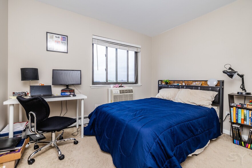 Bedroom 2 - 607 W Wrightwood Ave