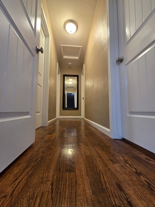 Building Photo - Pet Friendly Single Level 3 Bed 2 Bath Hom...