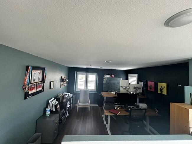 Building Photo - 4 Bedroom Single Family Home in Riverside
