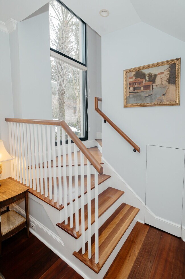 Building Photo - Spacious 1-Bedroom Fully Furnished Townhome in Historic Charleston!