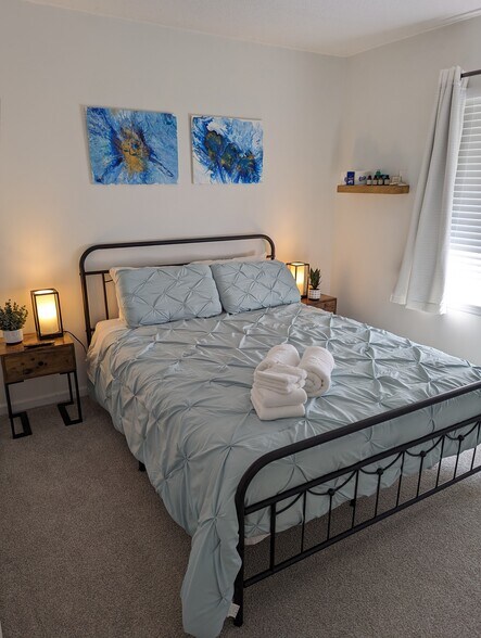 Bedroom with shared bathroom - 3726 Overland Cutoff